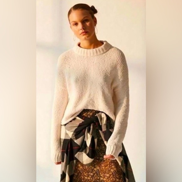 URBAN OUTFITTERS Ivory MILO Chenille distressed crop Sweater size M/L - Picture 2 of 14